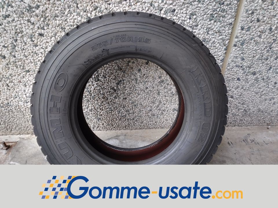 Thumb Kumho Gomme Usate Kumho 265/70 R19.5 140/138M KRD02 M+S (10.39mm) Riscolpite pneumatici usati Estivo_1